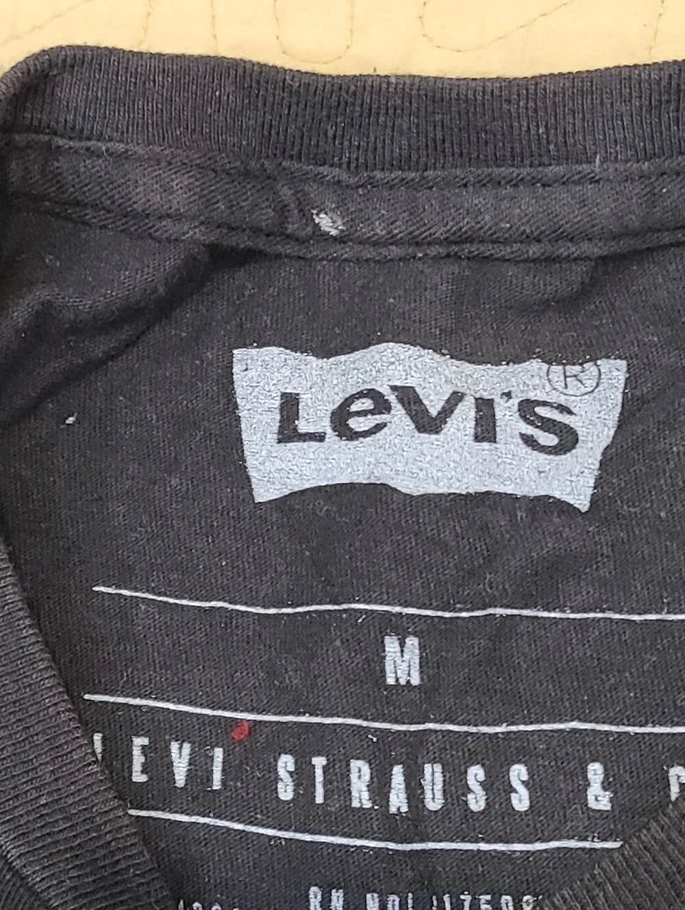 Levi's camo script logo T shirt size M